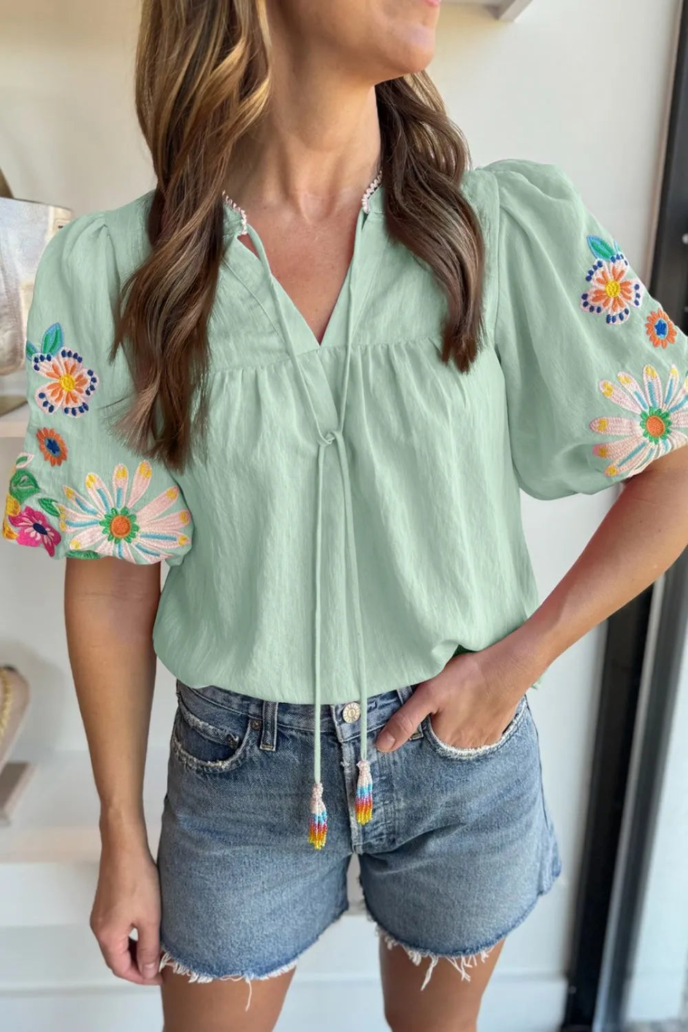 Blusa de manga corta con cuello de lazo bordado