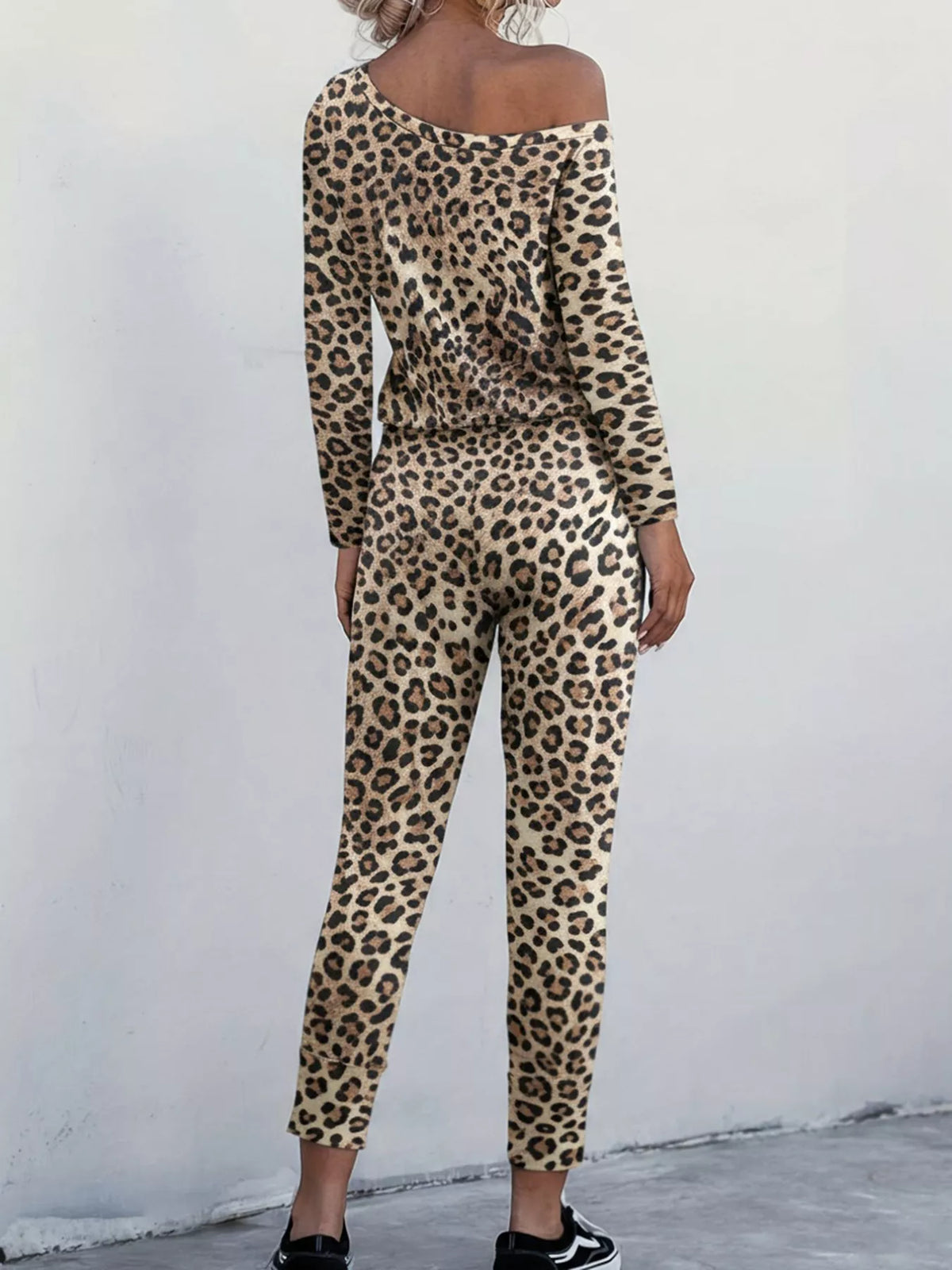 Conjunto de top asimétrico y pantalón con estampado de leopardo