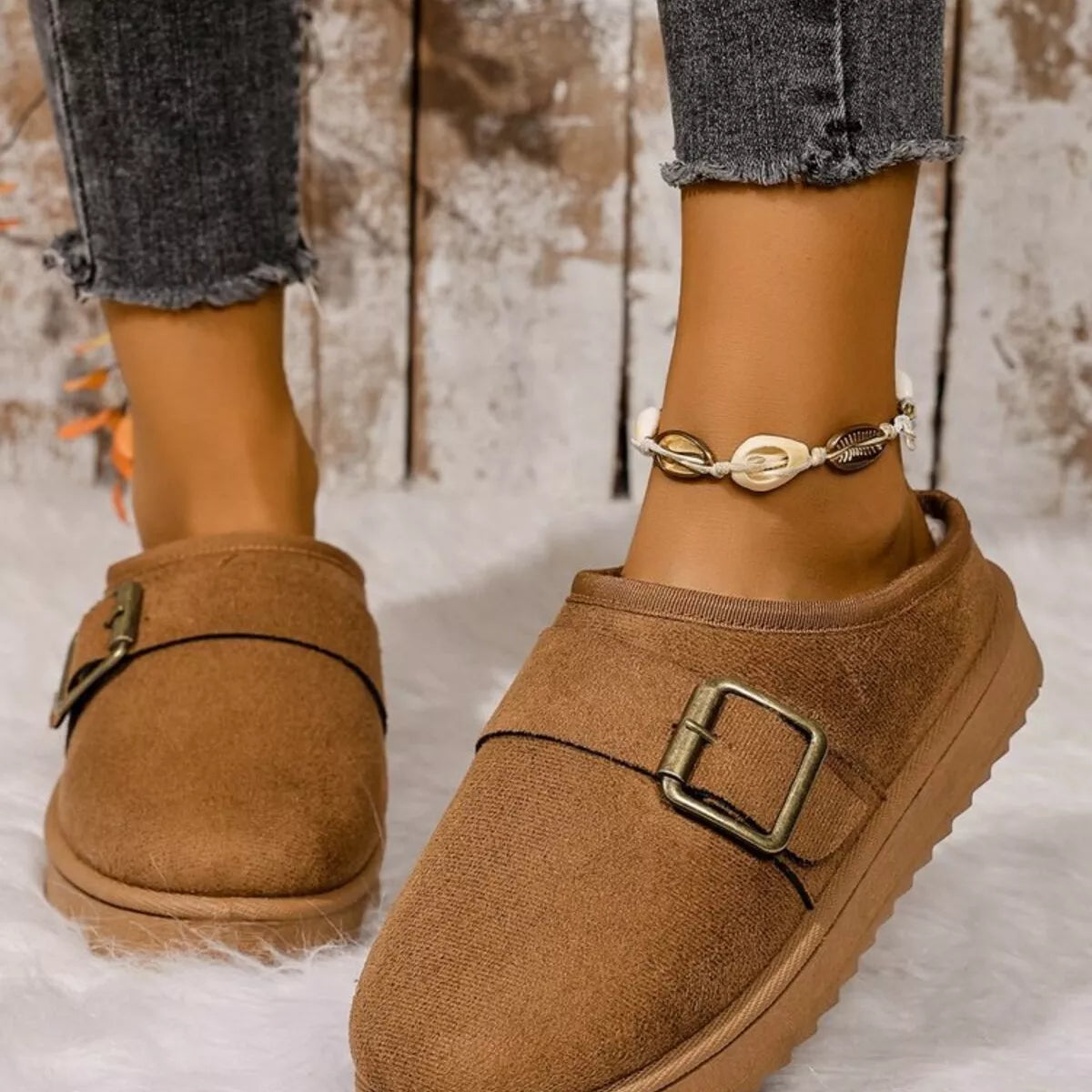Pantuflas cálidas forradas de peluche con hebilla decorativa