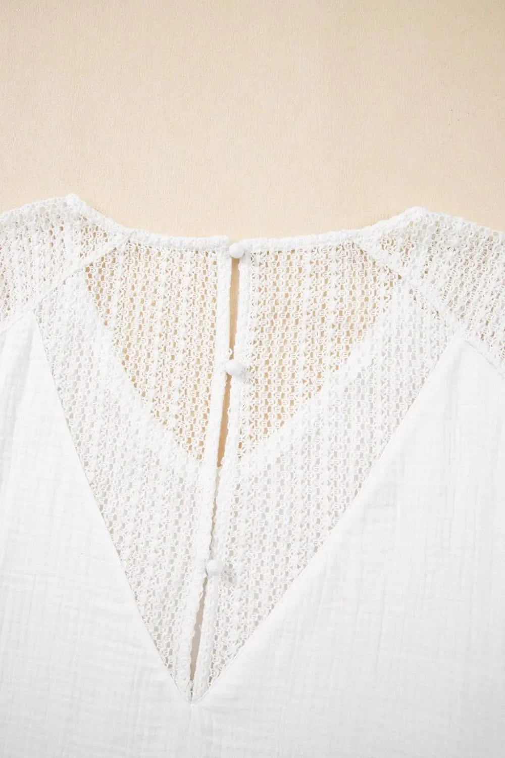 Camiseta con cuello en V, botones en la espalda y textura de crochet con encaje