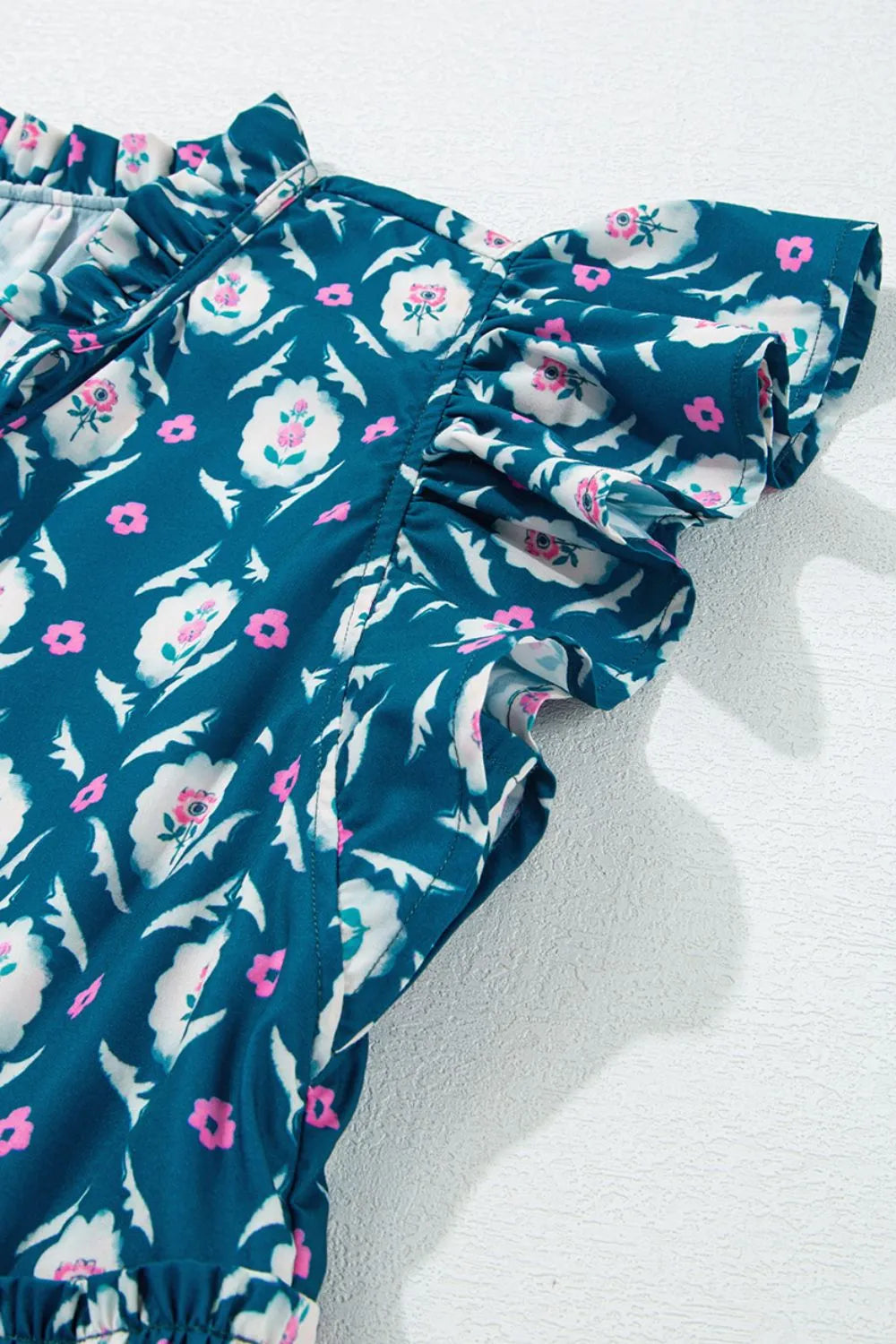 Vestido estampado con cuello anudado y volantes en las mangas