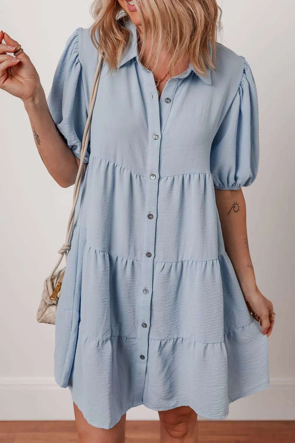 Vestido camisero escalonado con mangas abullonadas y botones