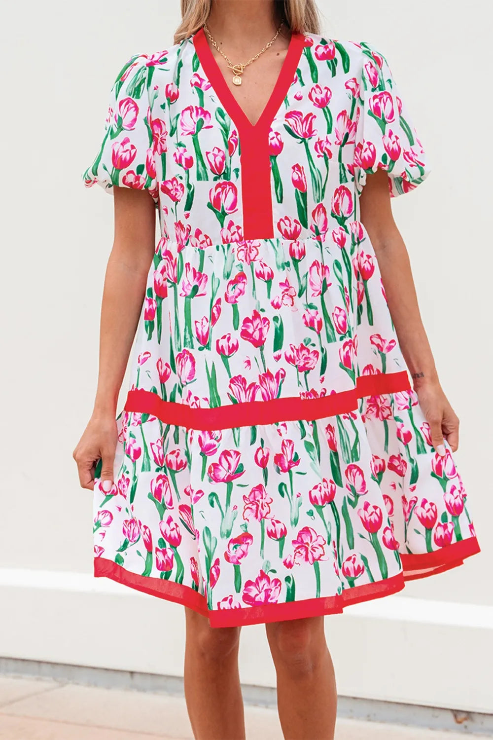 Vestido babydoll de manga corta con cuello en V y ribete en contraste con estampado floral