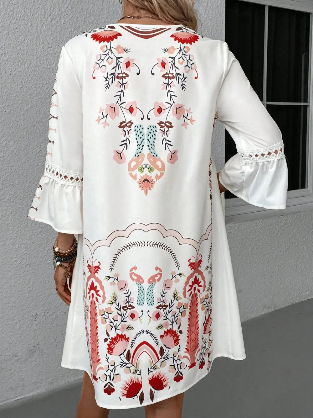 Vestido de manga tres cuartos con estampado de detalles de encaje