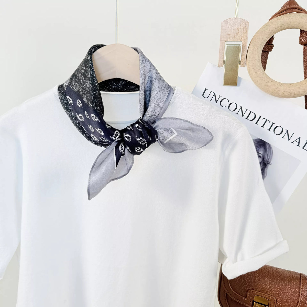 Pañuelo cuadrado de seda estampado