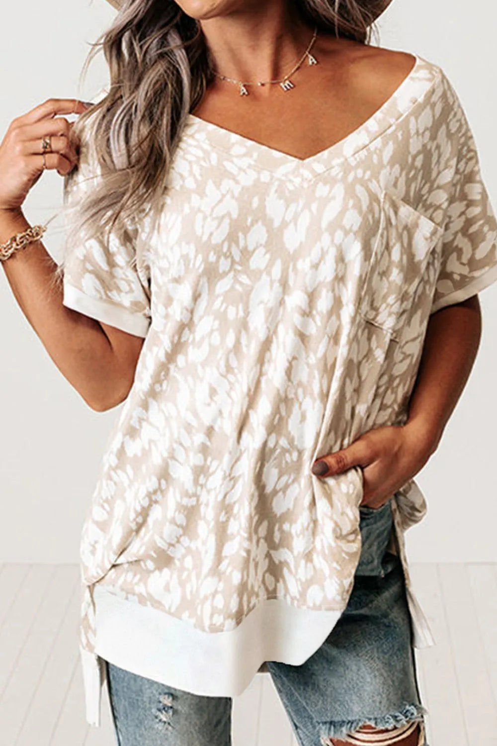 Camiseta holgada con cuello en V y abertura lateral con estampado de leopardo