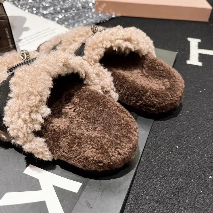 Pantuflas de peluche con hebilla y detalles difusos