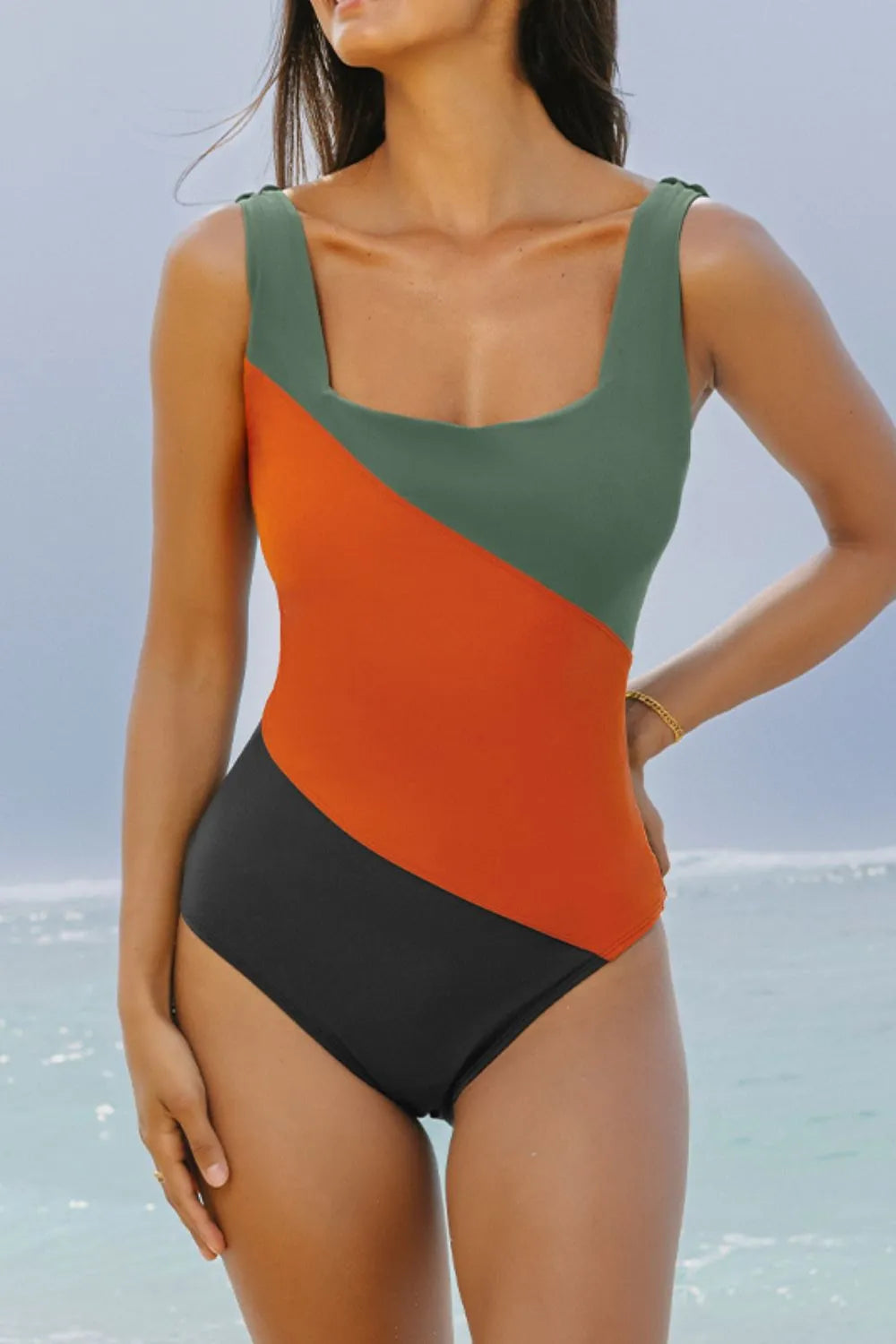 Traje de baño de una pieza con cuello cuadrado y relleno en bloques de color
