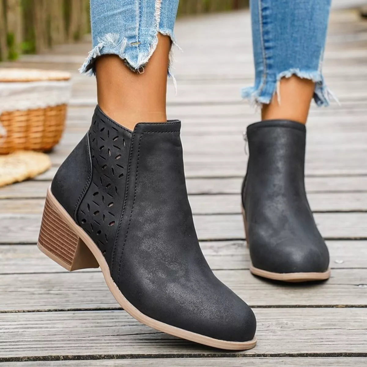 Botines de tacón grueso con detalles calados