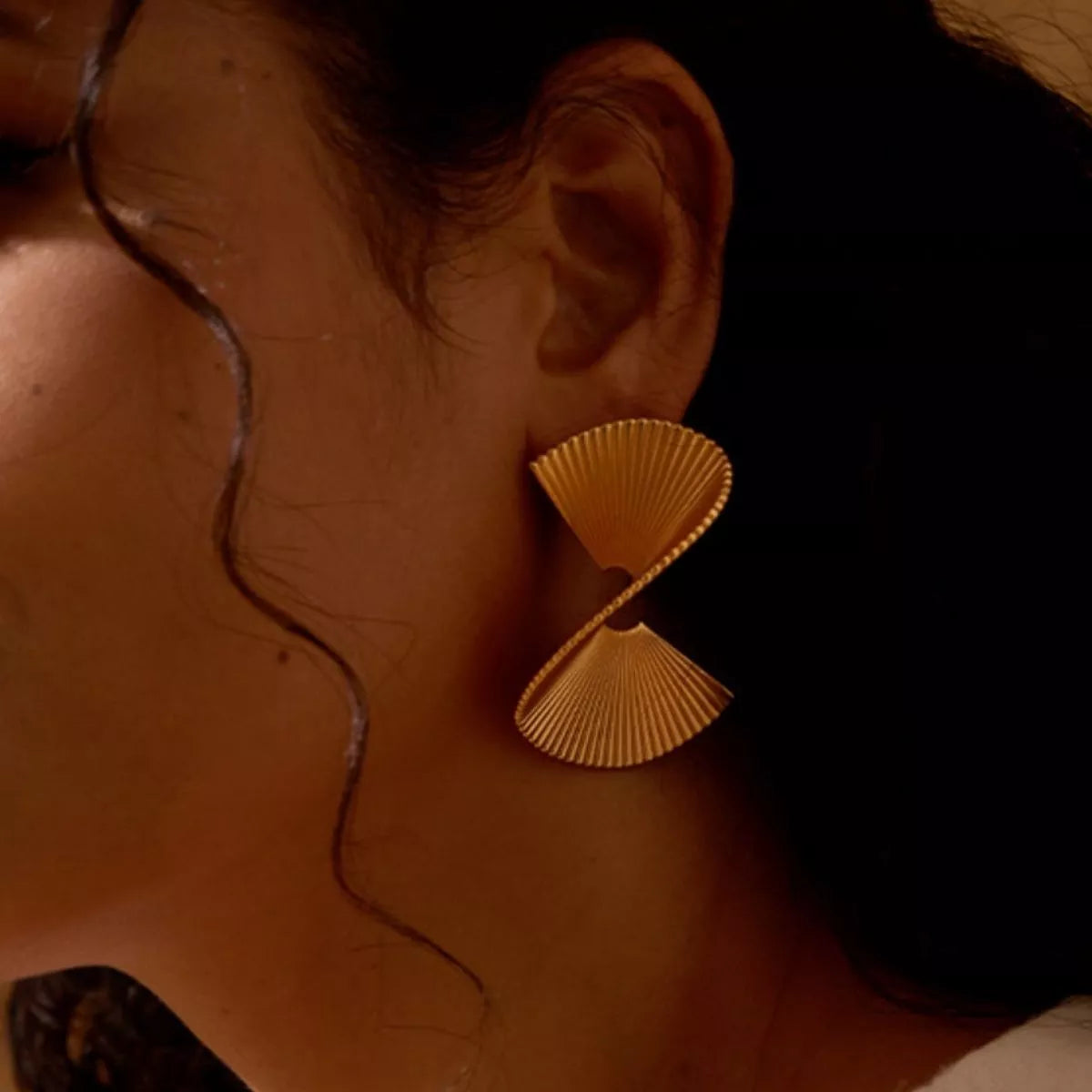 Pendientes de cobre bañados en oro de 18 quilates con forma de abanico