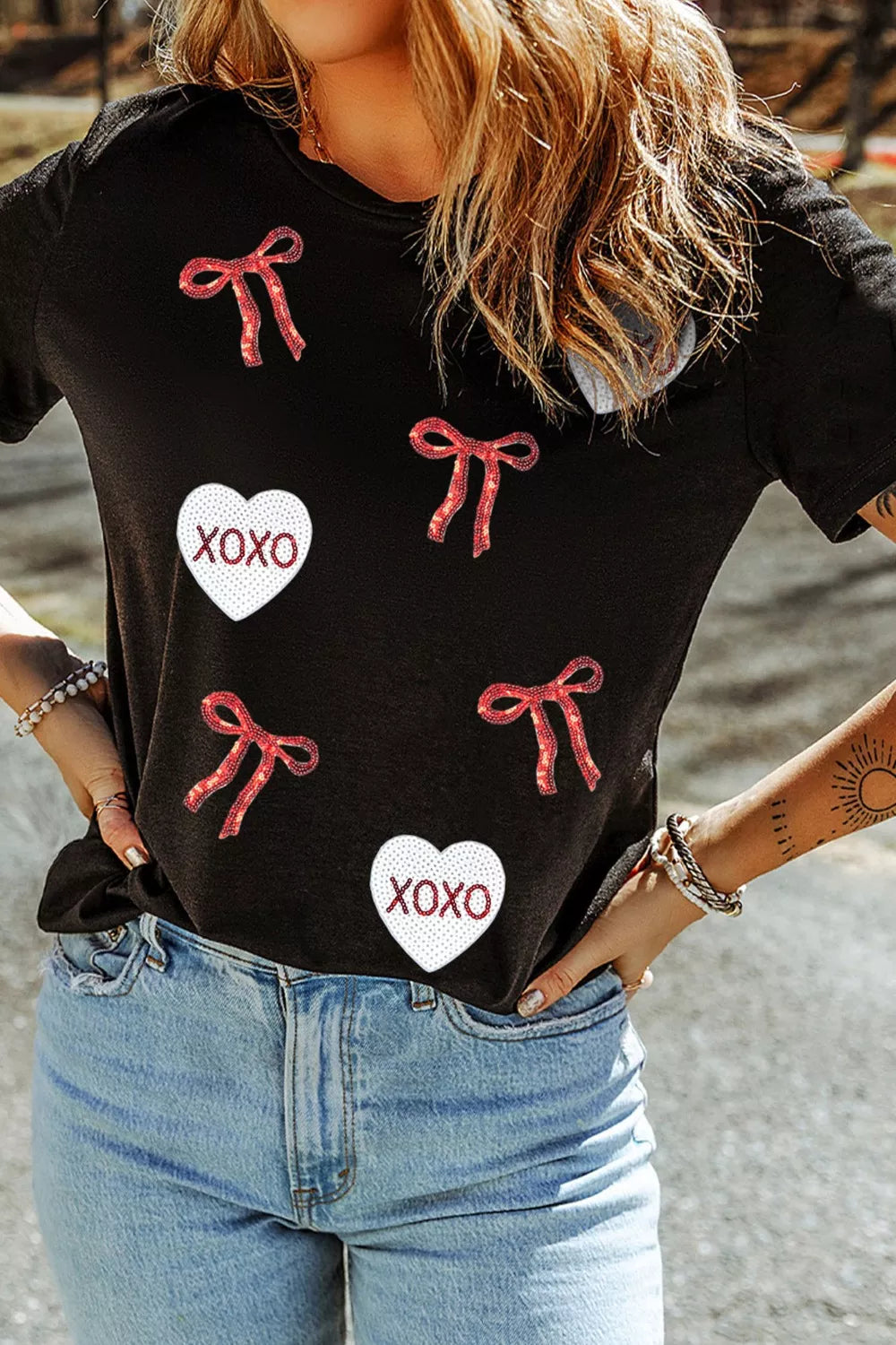 Camiseta suelta con lentejuelas en forma de corazón y lazo de San Valentín XOXO