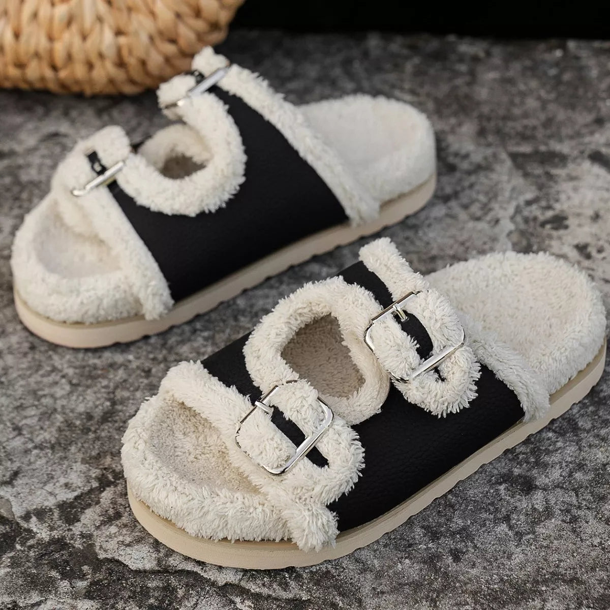Pantuflas de plataforma con forro de felpa y hebilla decorativa