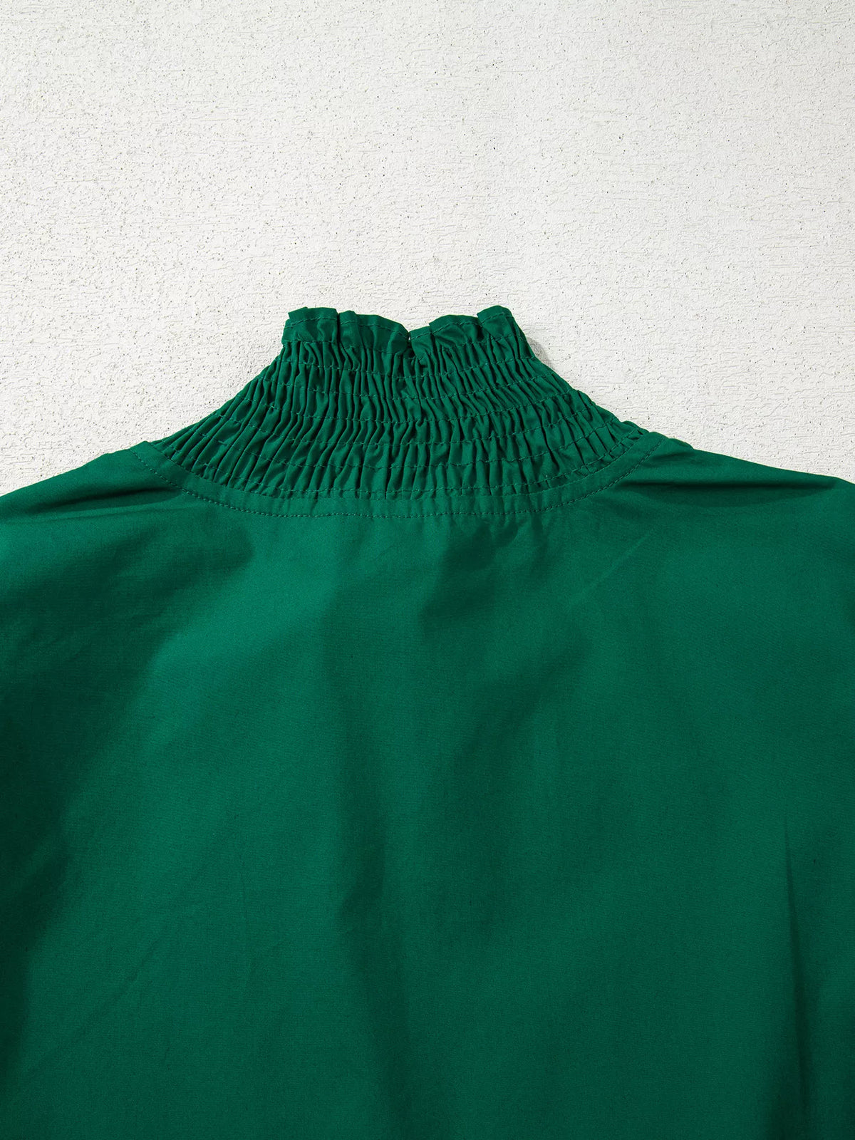 Blusa con cuello en V, manga abullonada con volante y ribete de leopardo