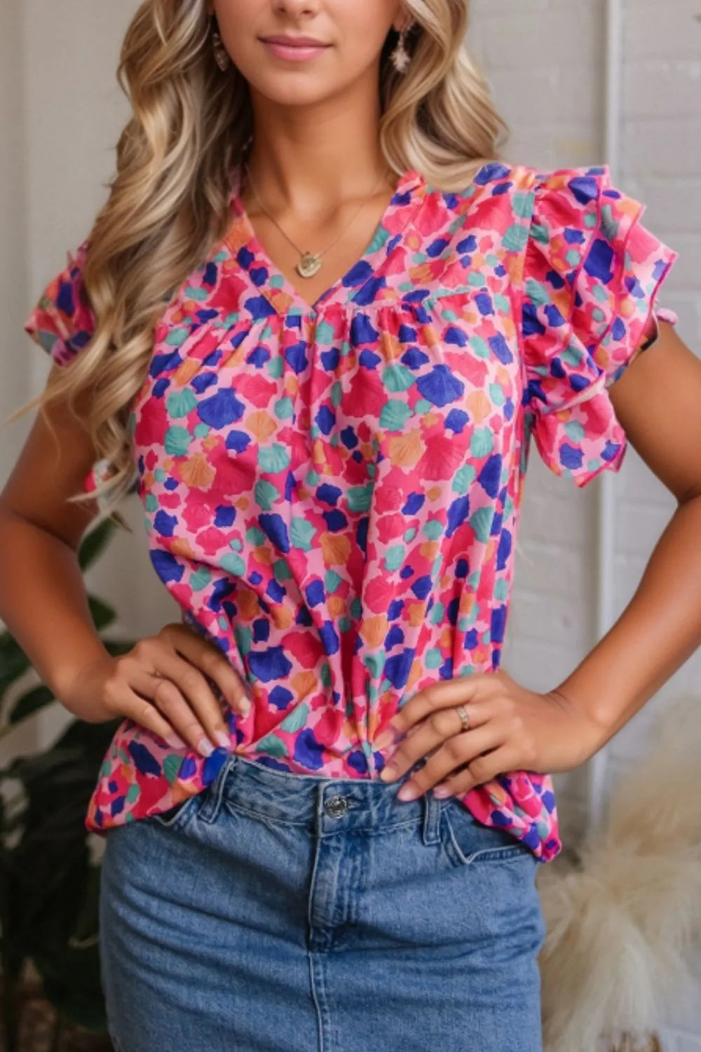 Blusa con muescas, mangas con volantes y estampado abstracto