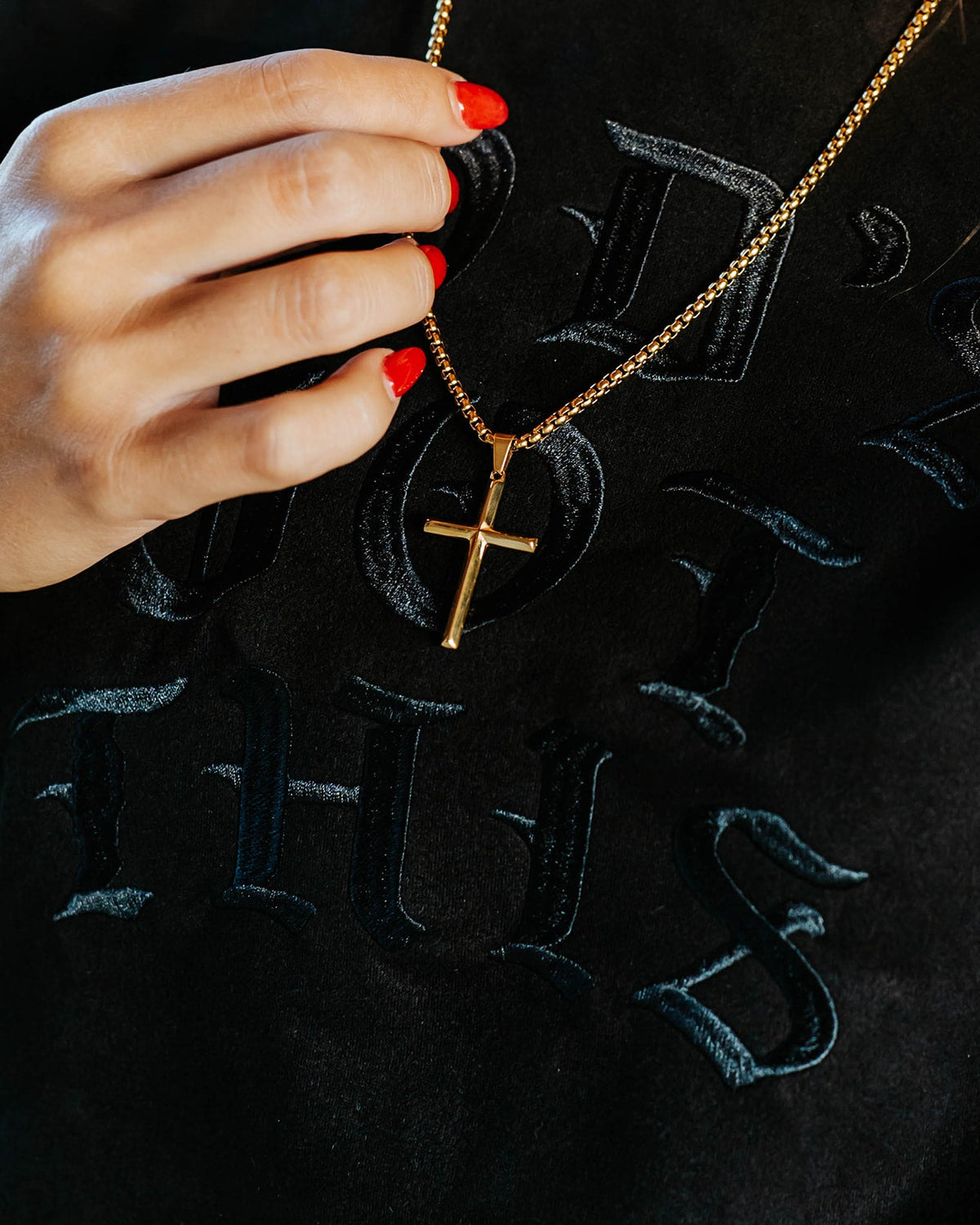 Collar de cruz de oro