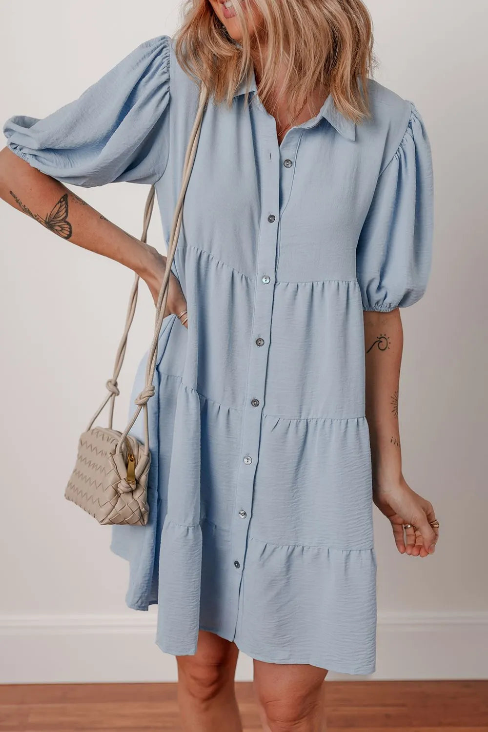 Vestido camisero escalonado con mangas abullonadas y botones