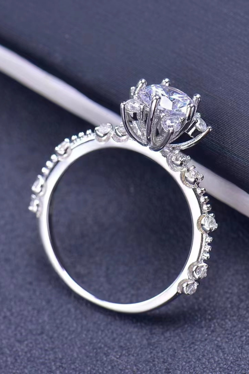 Anillo de moissanita de 6 puntas de 1 quilate
