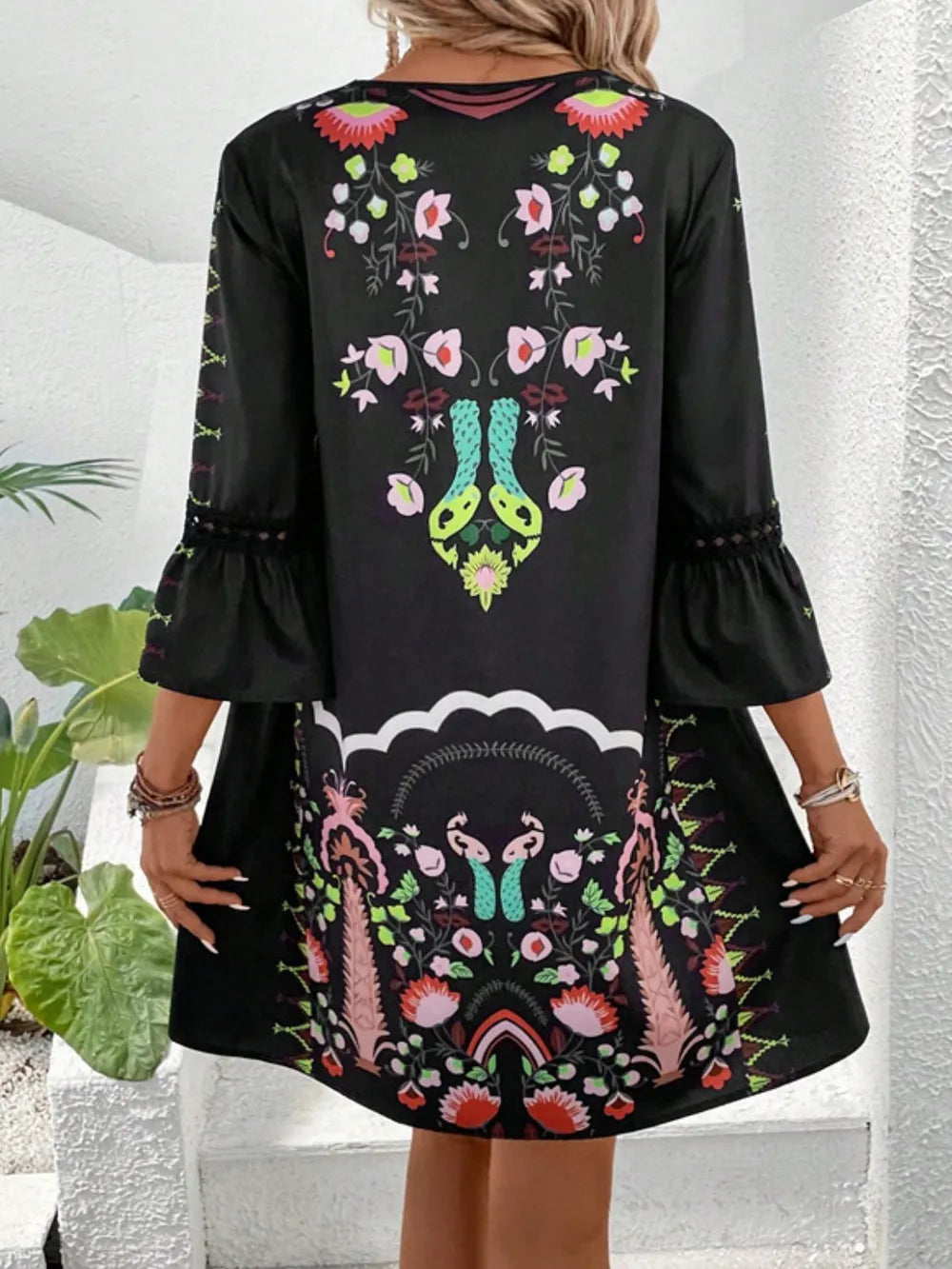 Vestido de manga tres cuartos con estampado de detalles de encaje