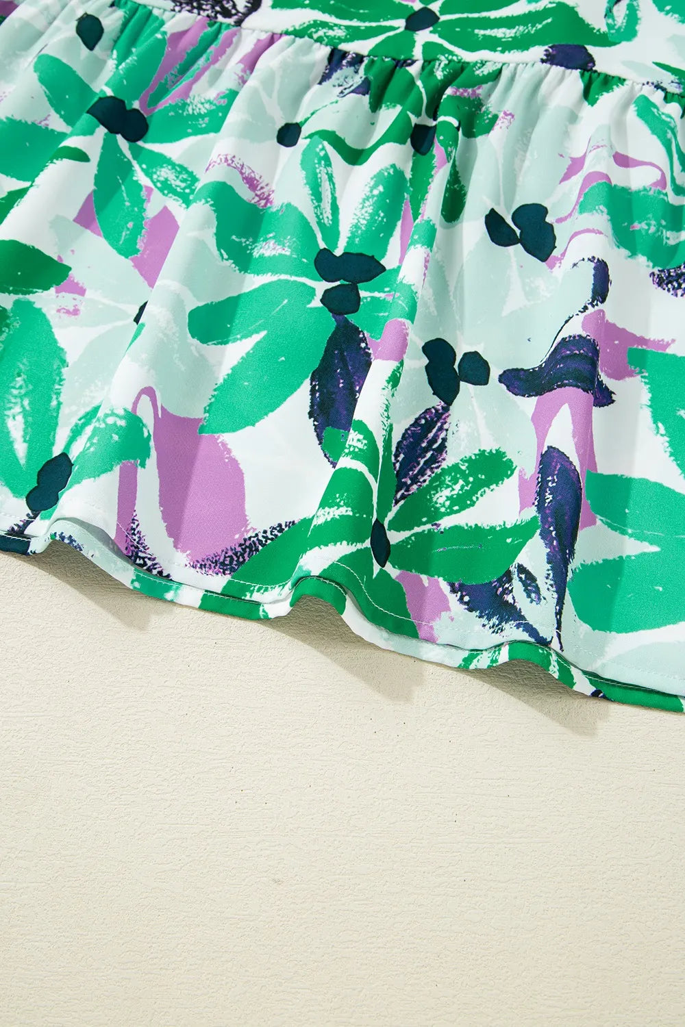 Vestido mini holgado con escote cuadrado y estampado floral fruncido