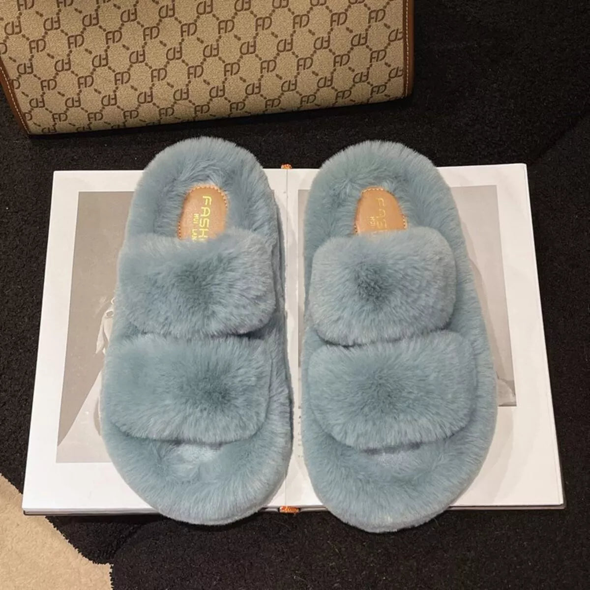 Pantuflas peludas de punta abierta