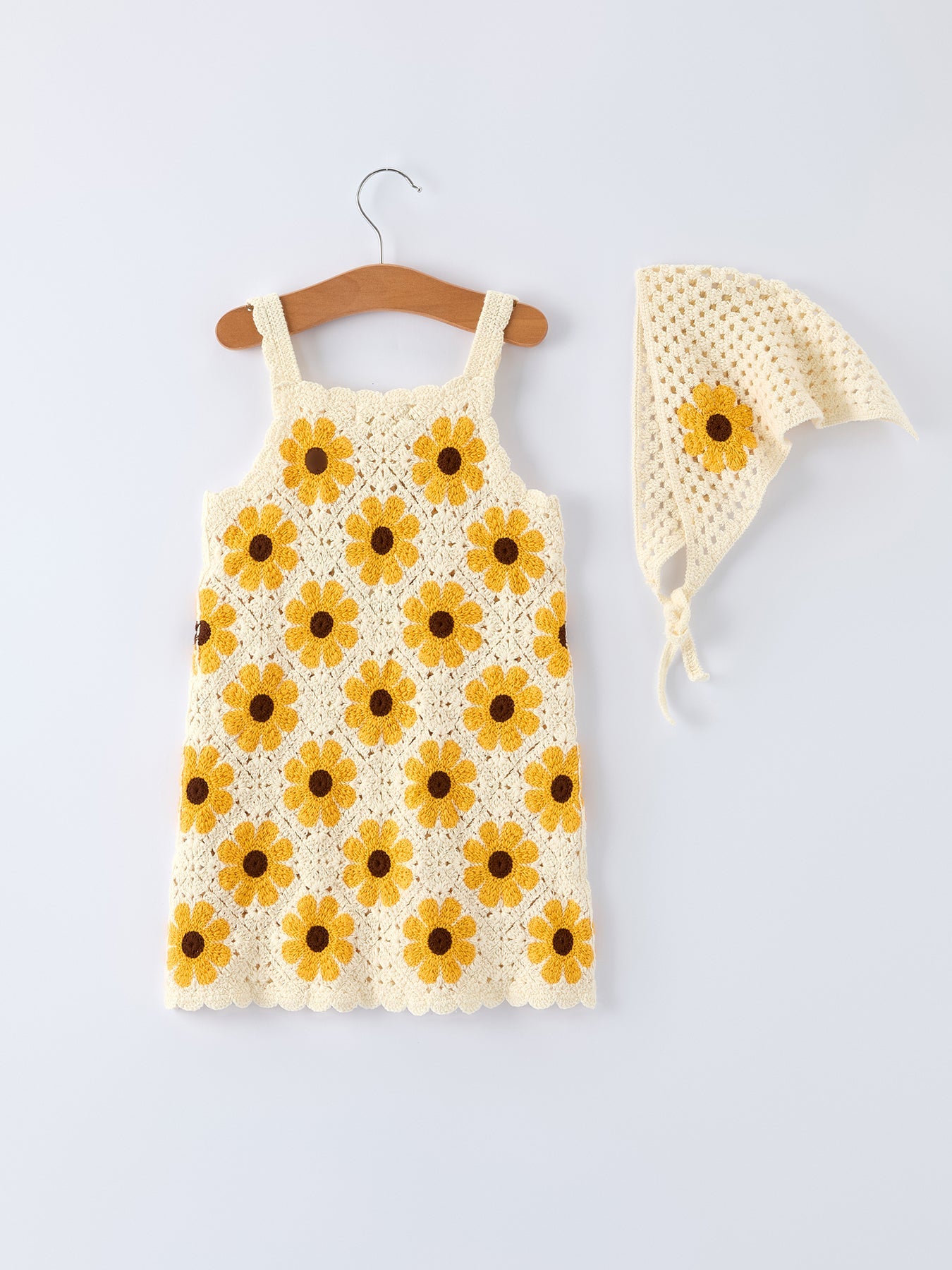 Vestido de niña de verano de crochet con girasoles y pañuelo en la cabeza
