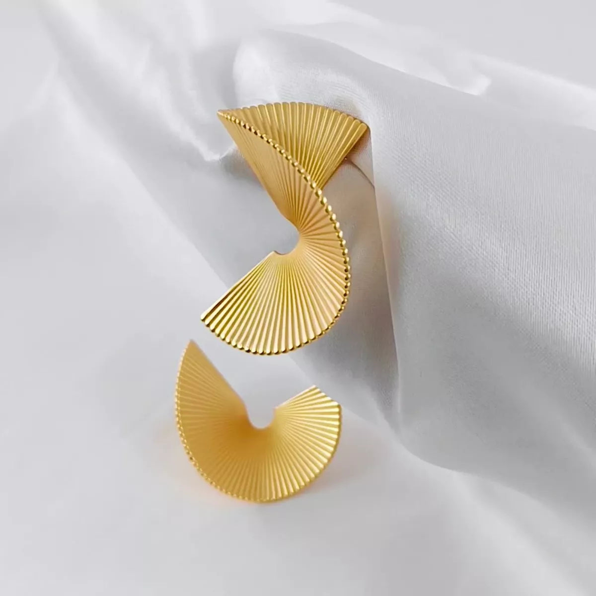 Pendientes de cobre bañados en oro de 18 quilates con forma de abanico