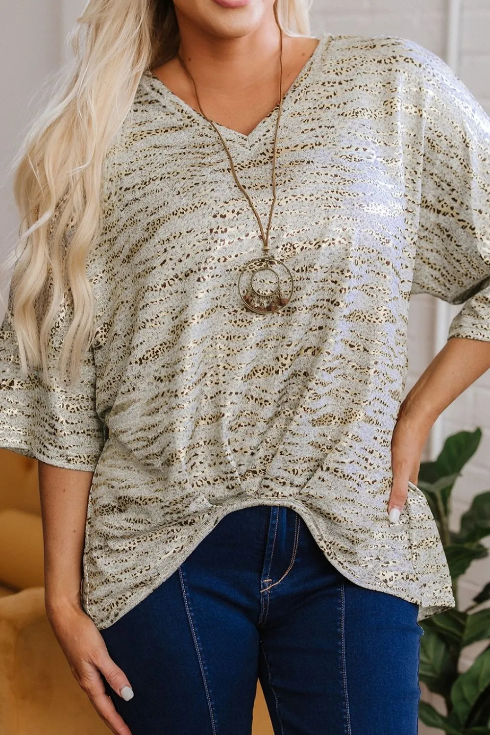 Camiseta holgada con cuello en V y media manga con estampado de leopardo