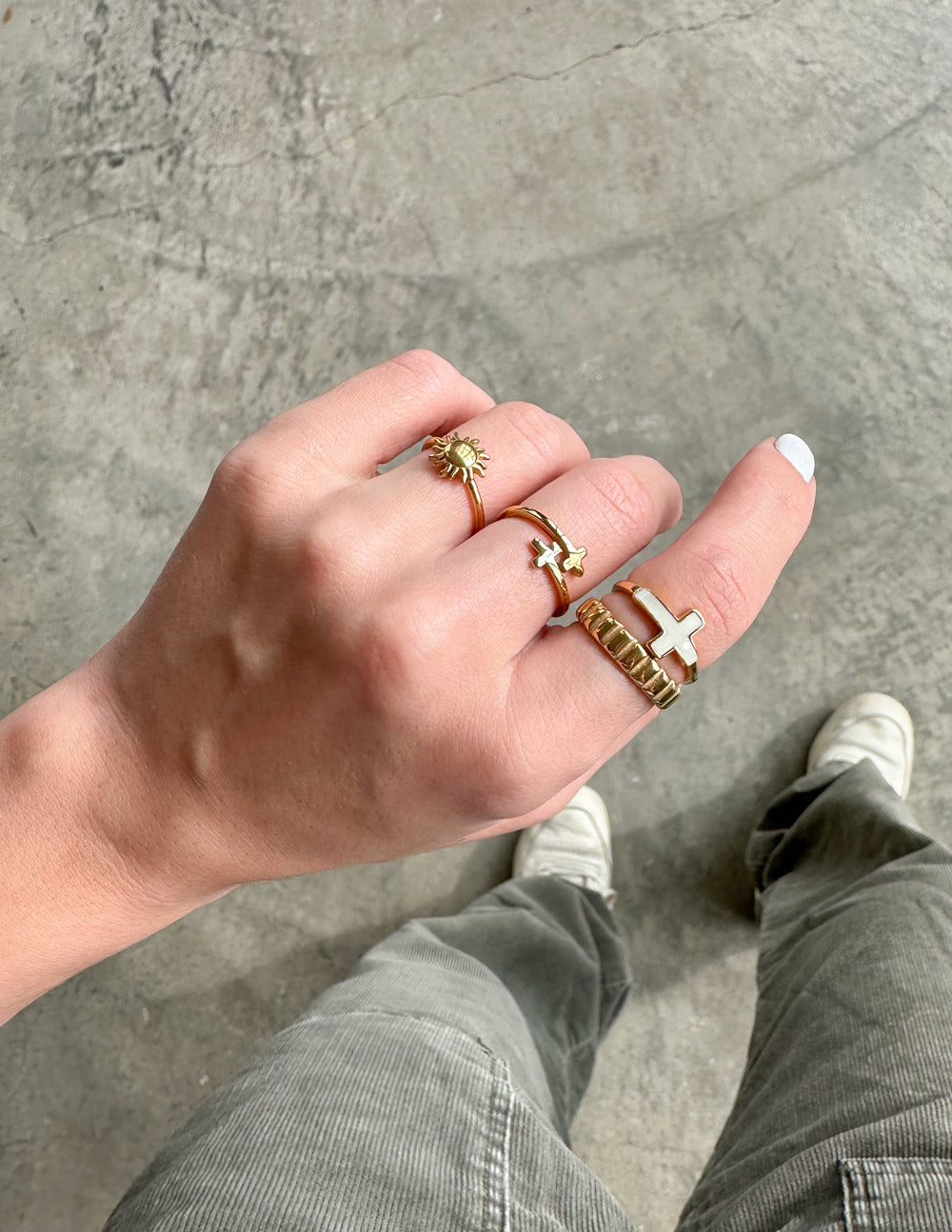 Anillo de cruz de esmalte blanco