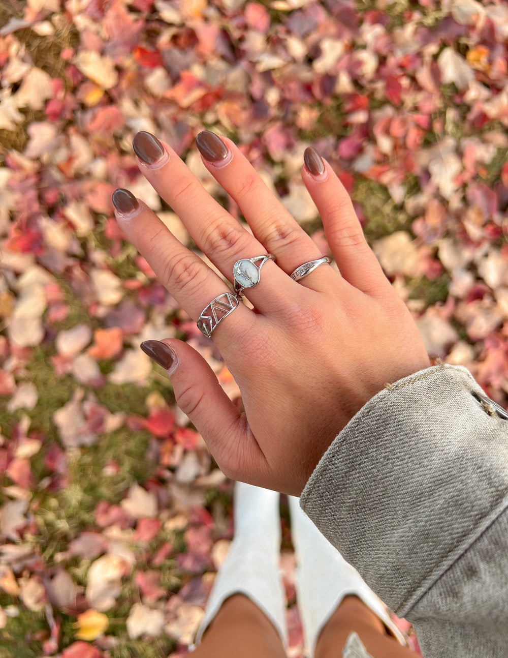 Anillo de plata con detalles en forma de altos y bajos