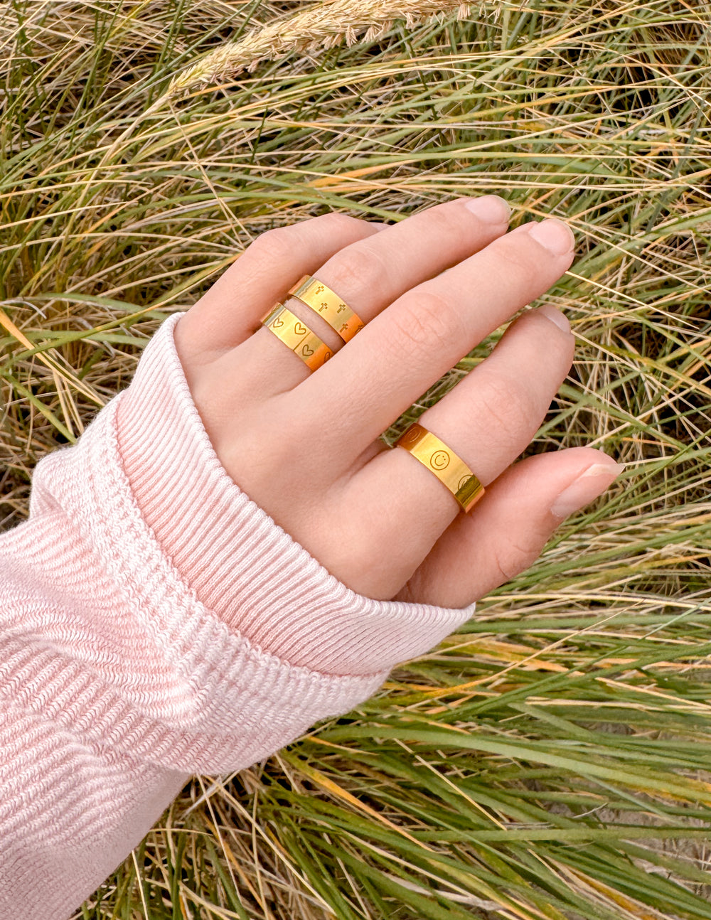 Juego de anillos grabados de la paz