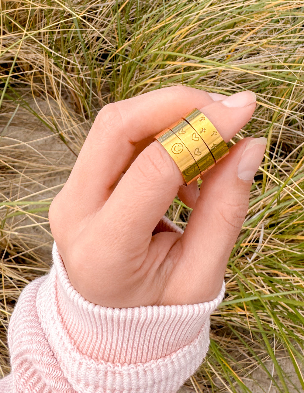 Juego de anillos grabados de la paz