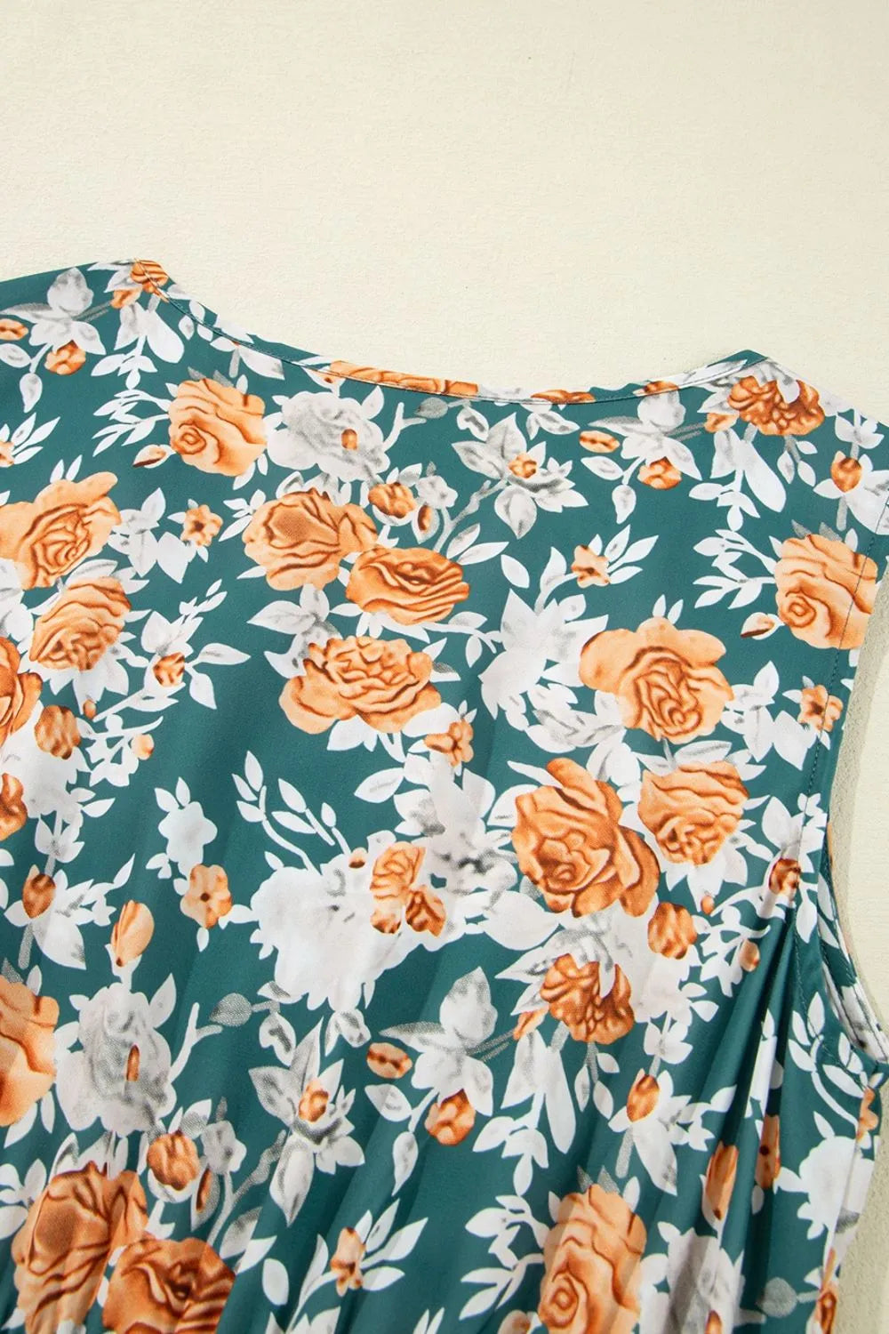 Vestido sin mangas con cuello en V y cintura anudada con estampado floral