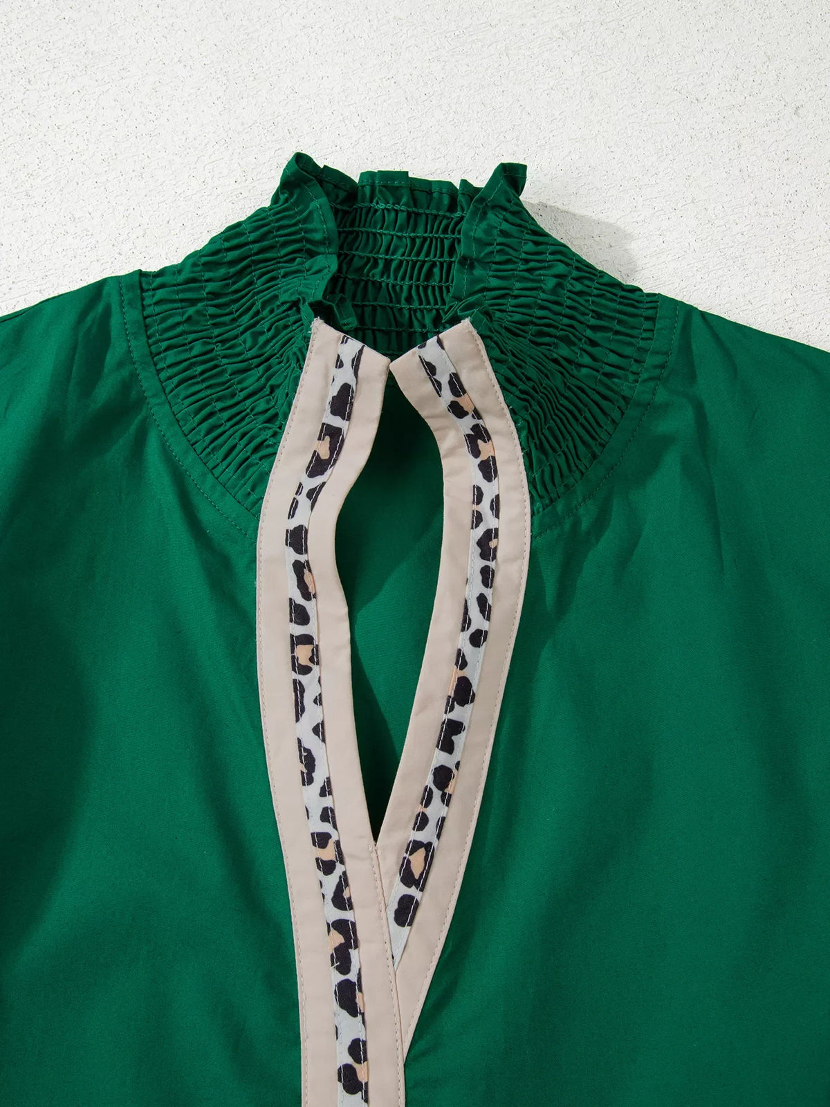 Blusa con cuello en V, manga abullonada con volante y ribete de leopardo
