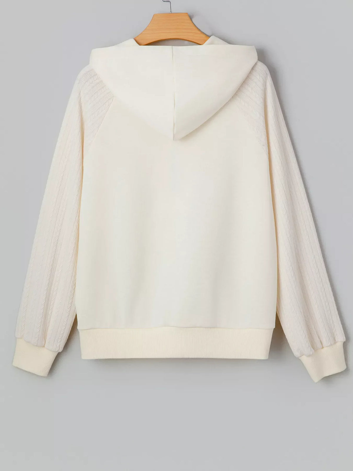 Sudadera con capucha de media cremallera, mangas texturizadas y retales en color liso