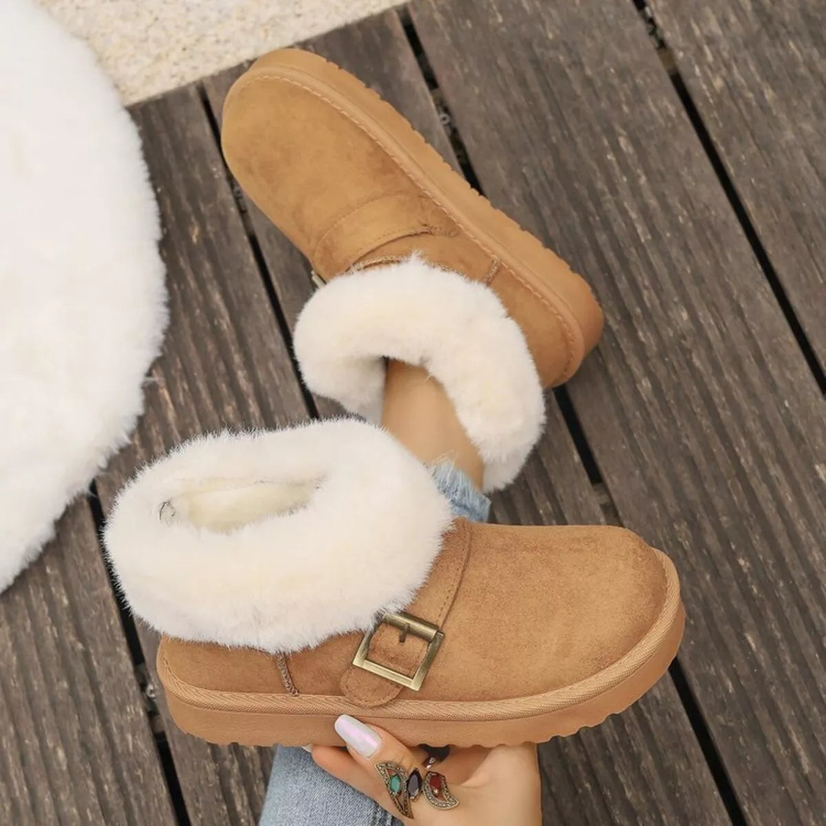 Botas de invierno con hebilla decorativa y ribete de pelo sintético
