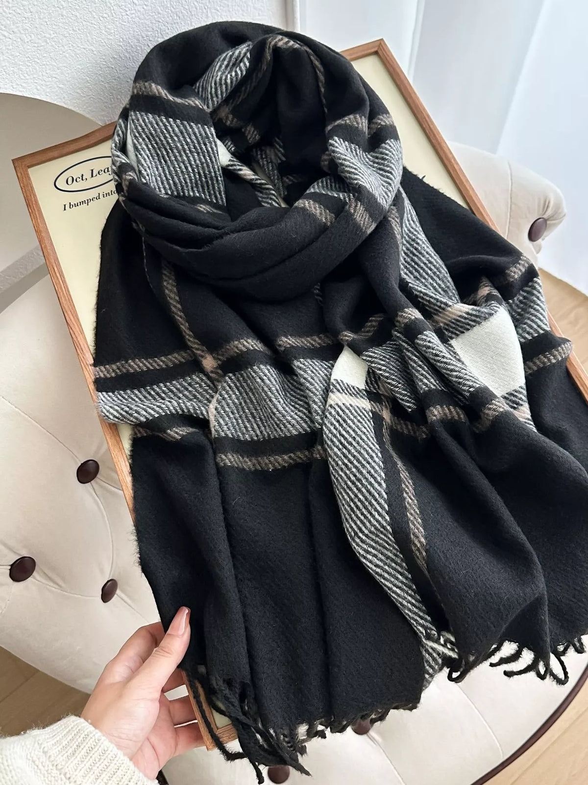 Bufanda de invierno con borlas y diseño clásico a cuadros