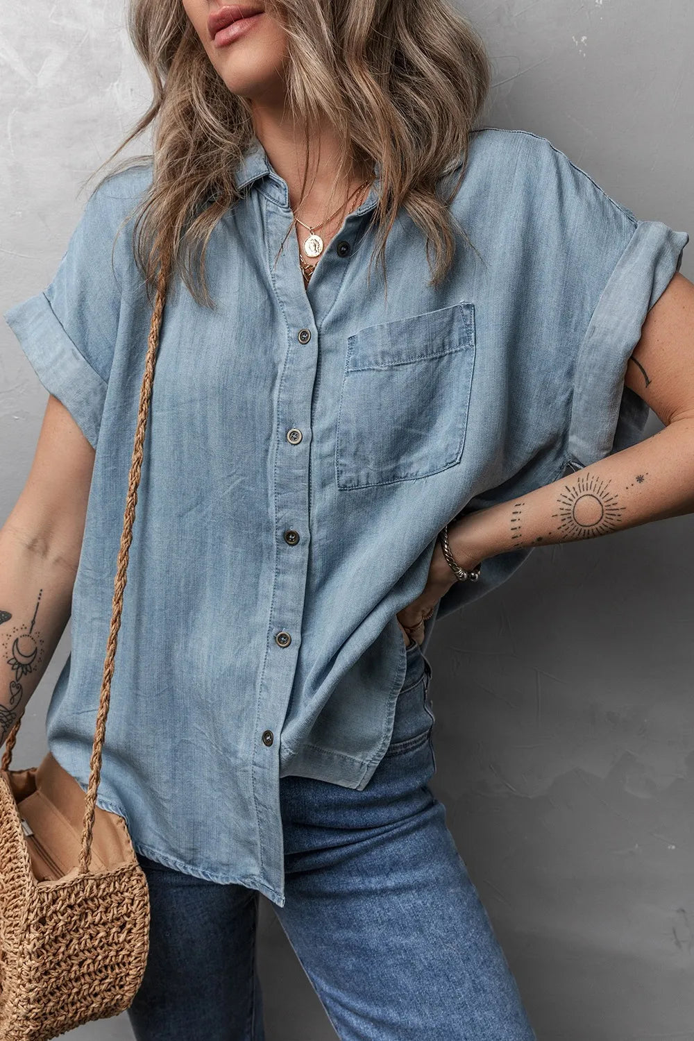 Camisa vaquera de manga corta doblada con bolsillo de parche