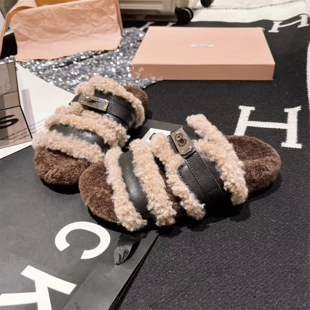 Pantuflas de peluche con hebilla y detalles difusos