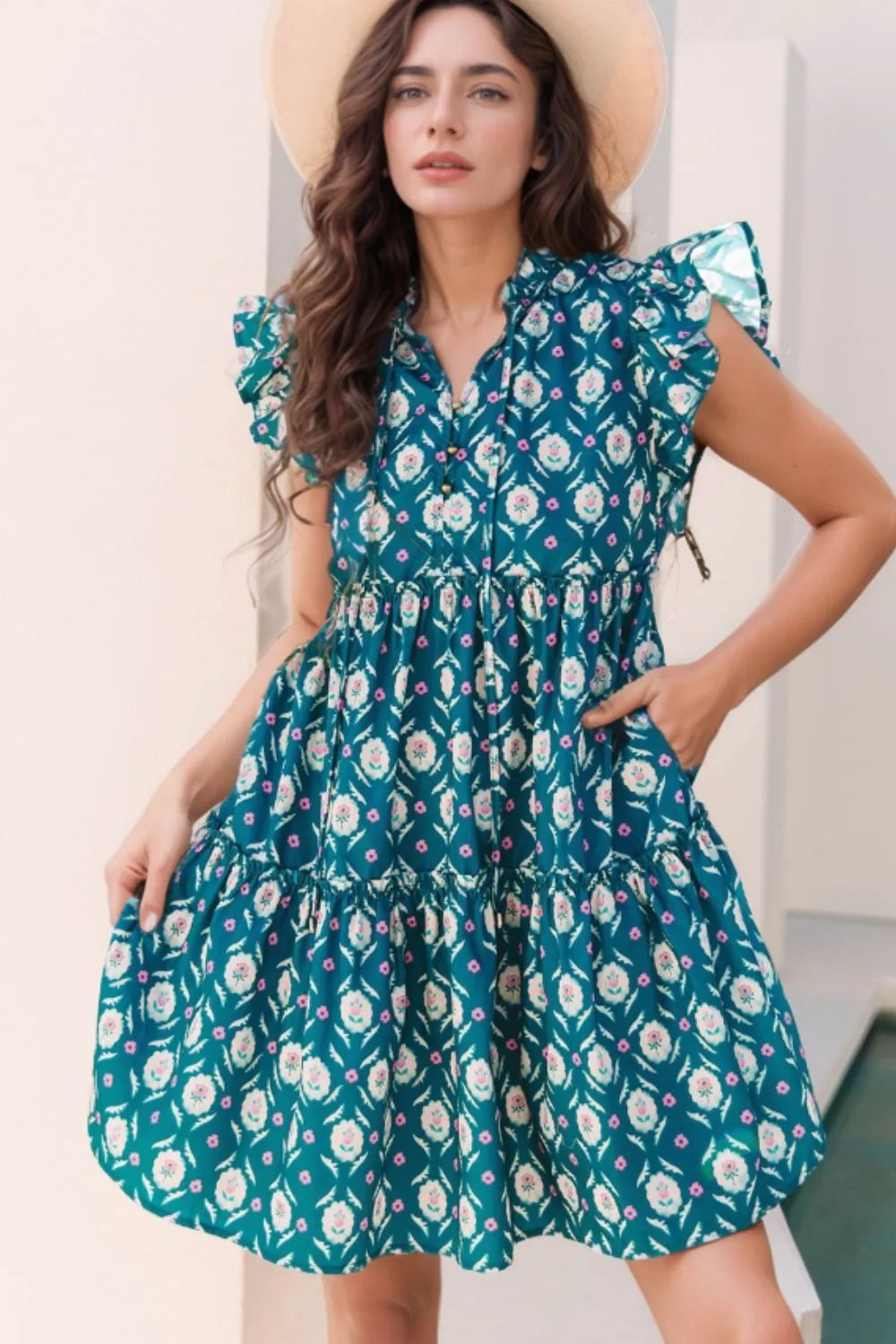 Vestido estampado con cuello anudado y volantes en las mangas