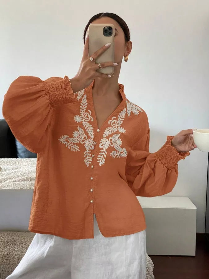 Blusa bordada de manga larga con cuello con muesca
