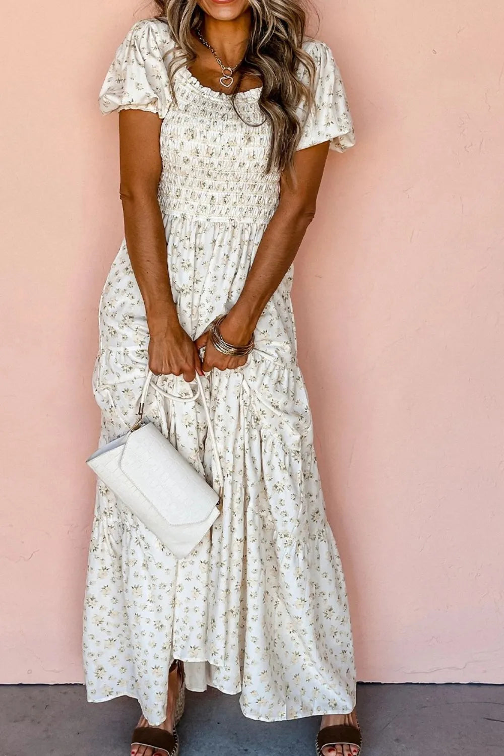 Vestido largo floral con mangas abullonadas y fruncido