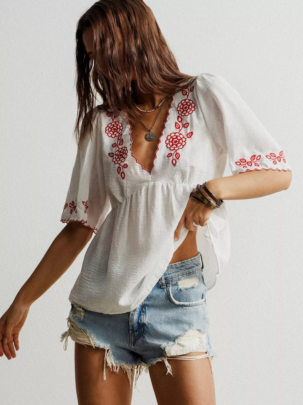 Blusa con cuello en V y bordado floral