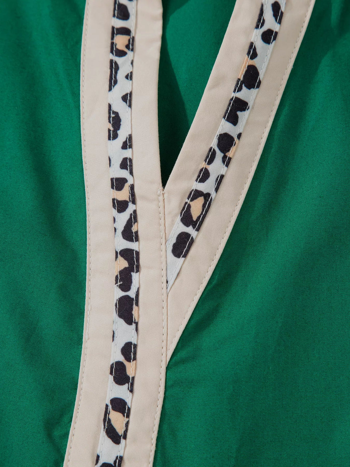 Blusa con cuello en V, manga abullonada con volante y ribete de leopardo