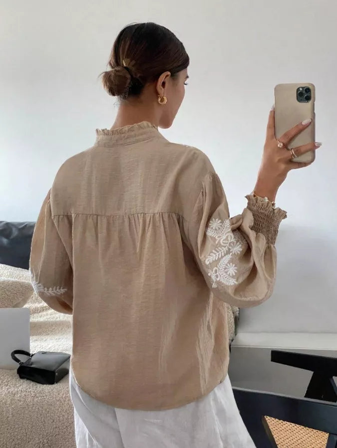 Blusa bordada de manga larga con cuello con muesca