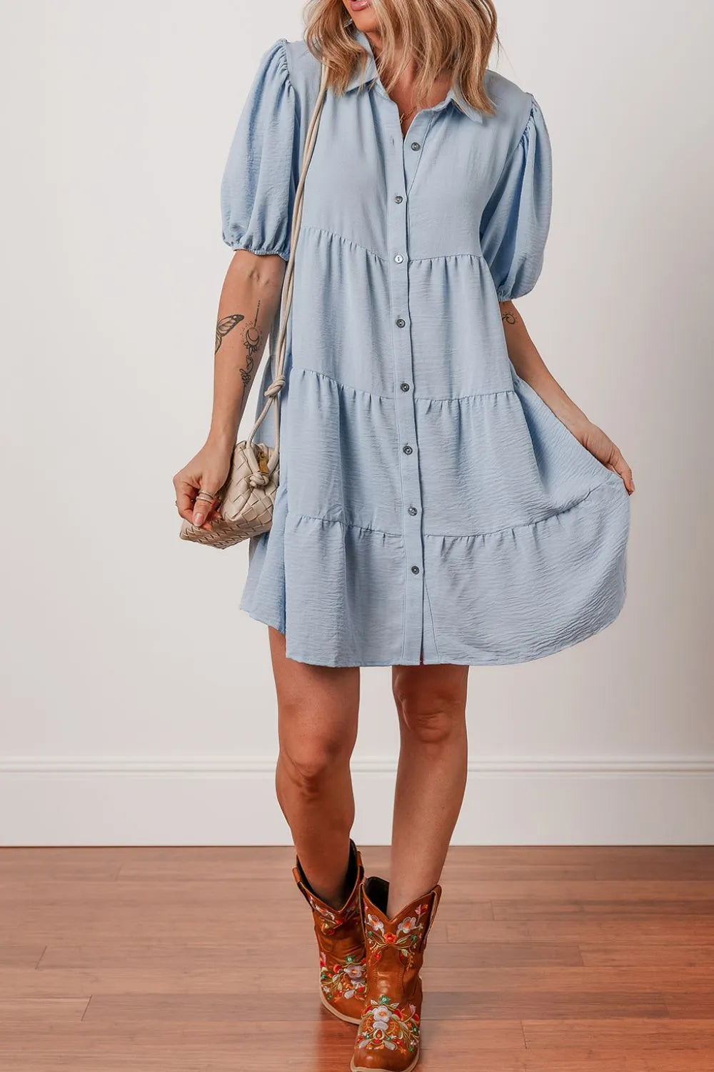 Vestido camisero escalonado con mangas abullonadas y botones