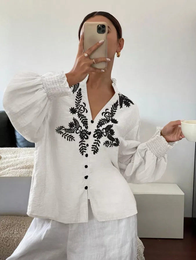 Blusa bordada de manga larga con cuello con muesca