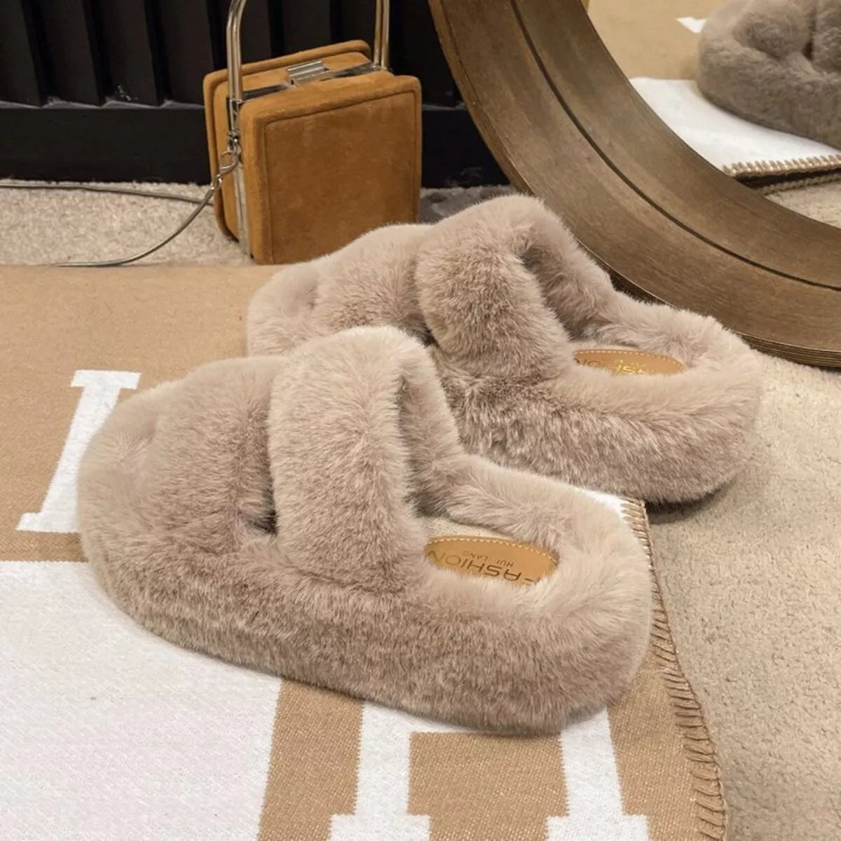 Pantuflas peludas de punta abierta