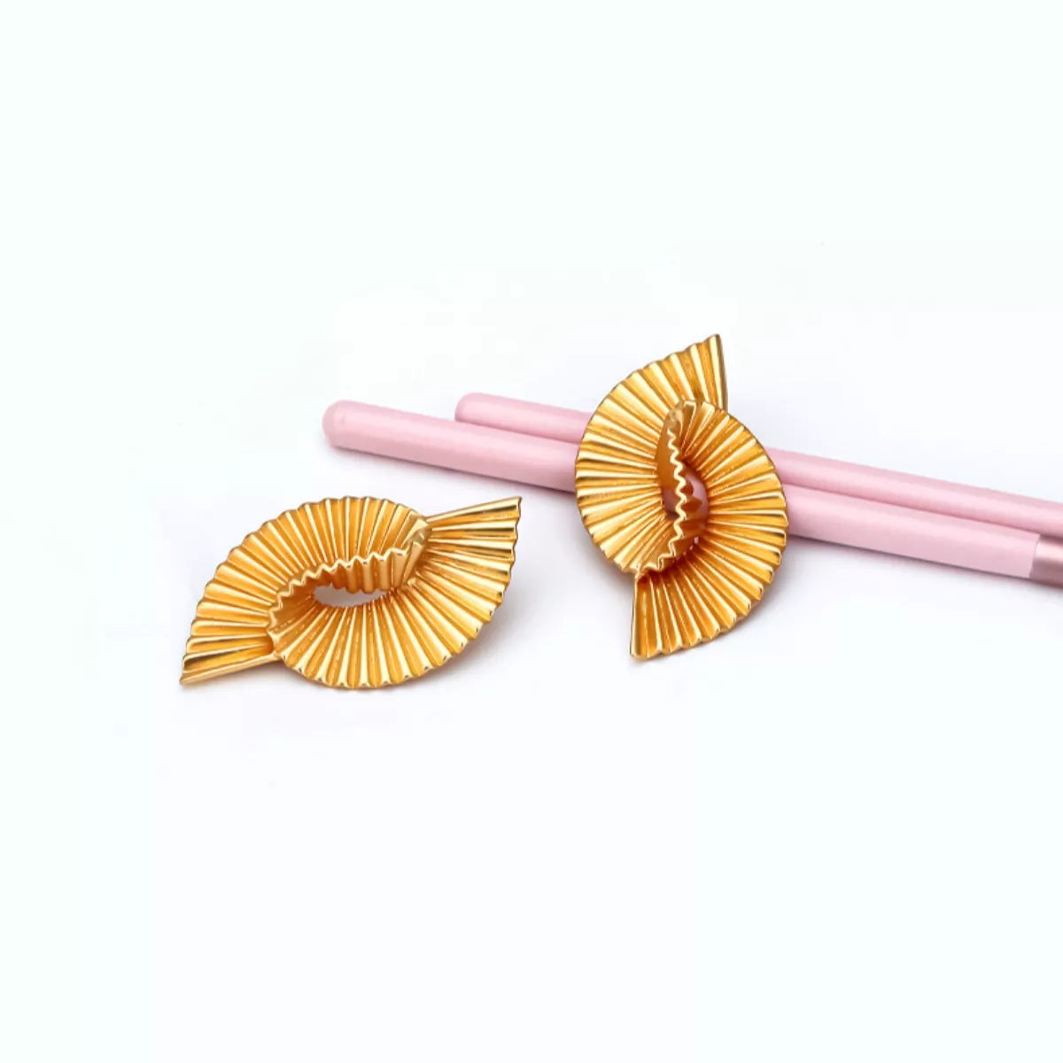 Pendientes de espiral geométrica de cobre con baño de oro de 18K