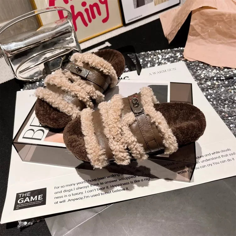 Pantuflas de peluche con hebilla y detalles difusos