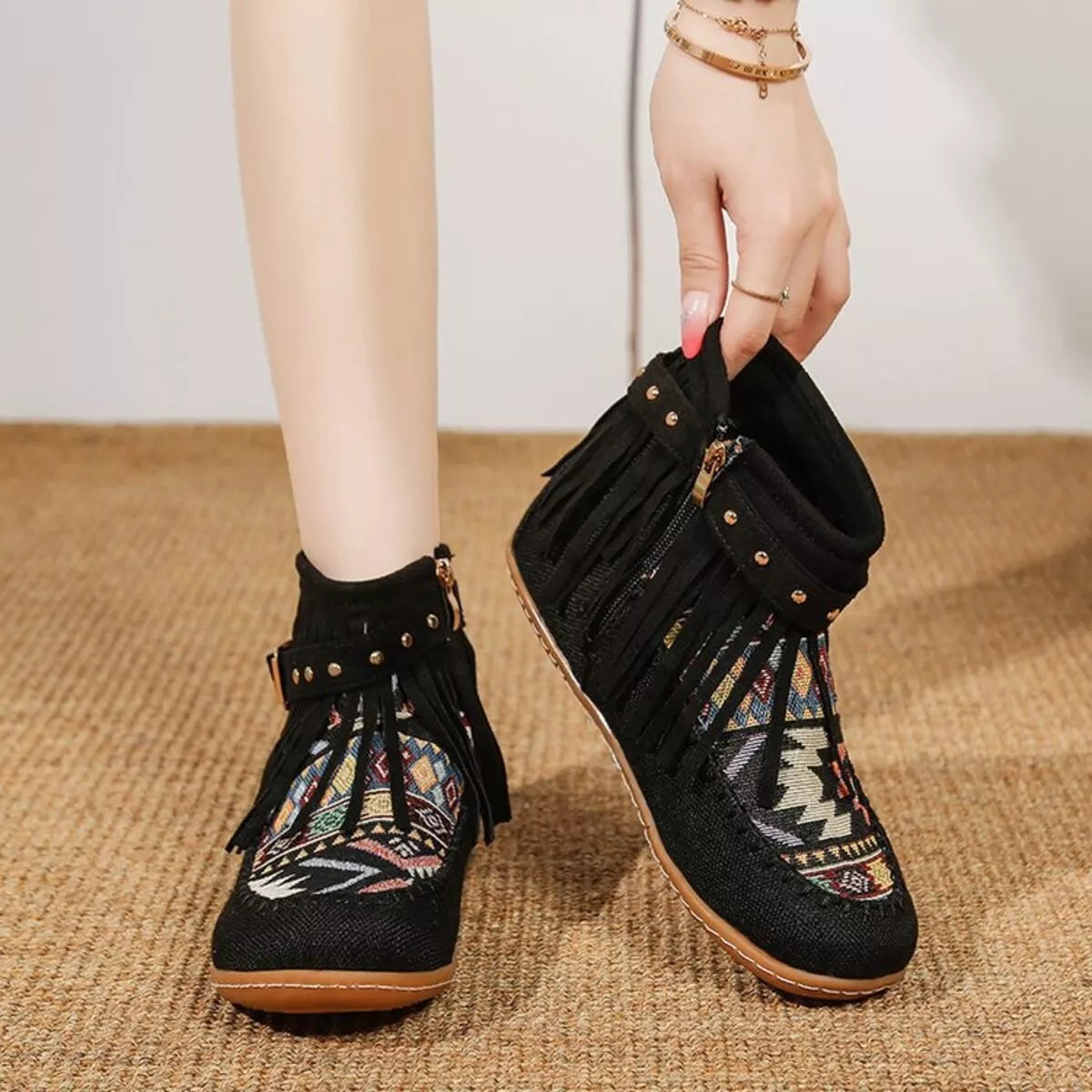 Botines con cremallera lateral y flecos